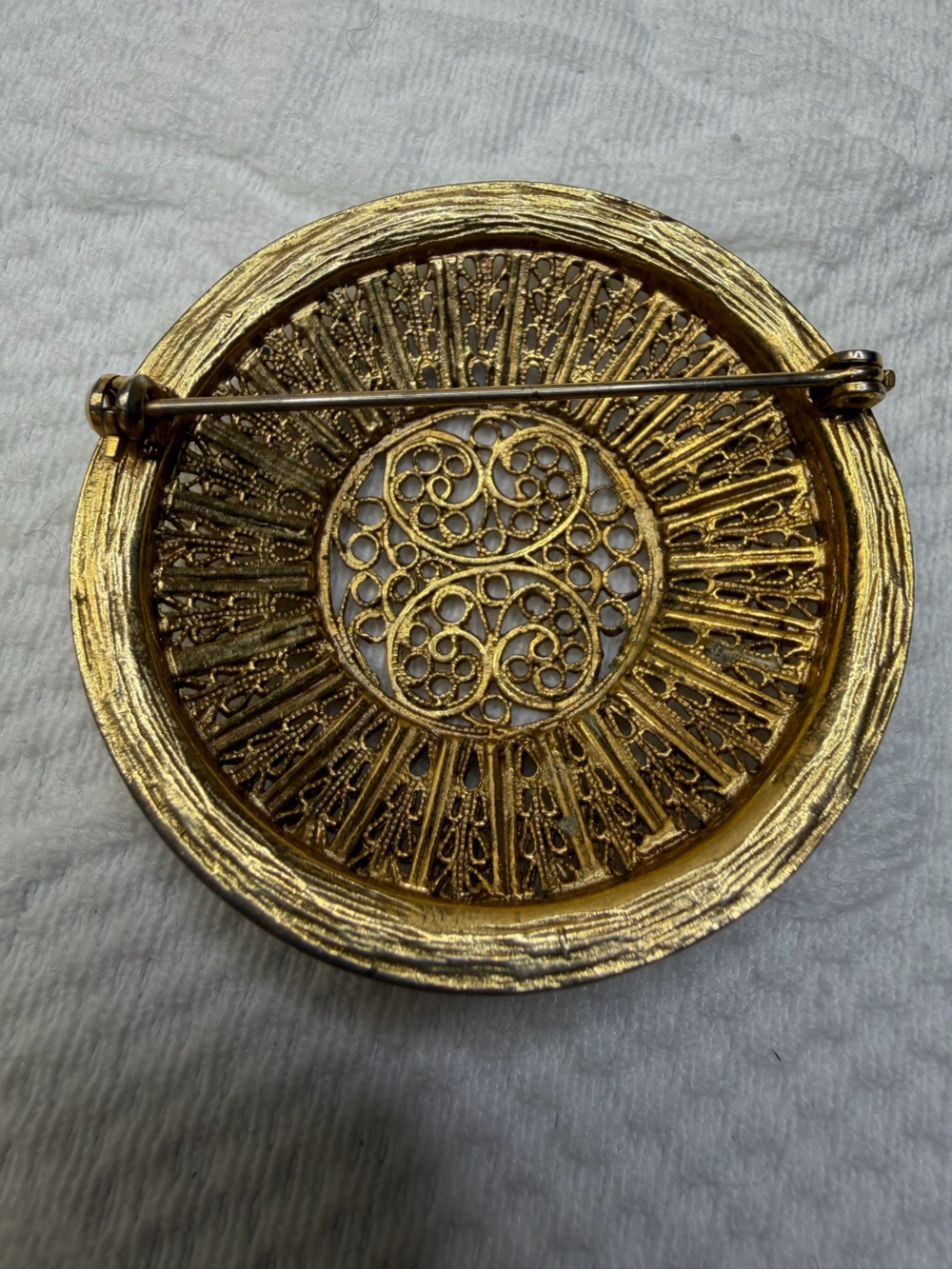 Antique Round Gold Filigree brooch - Picture 3 of 4